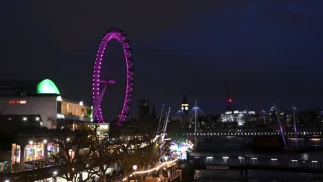 Vista-Nocturna-Hacia-El-London-Eye-Y-El-Big-Ben,-Londres,-Reino-Unido