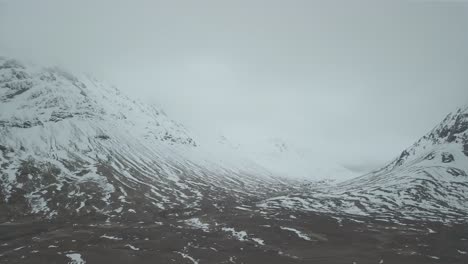 Luftaufnahme-Der-Isle-Of-Skye-Mit-Drei-Schwestern-Während-Einer-Verschneiten-Winterlandschaft-In-Schottland
