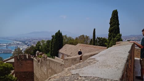 Schloss-Gibralfaro-In-Málaga,-Andalusien-Spanien,-Im-Hintergrund-Die-Stadt-Und-Das-Mittelmeer