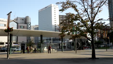 Los-Pasajeros-Esperan-El-Autobús-En-La-Estación-De-Toyama-En-Japón.