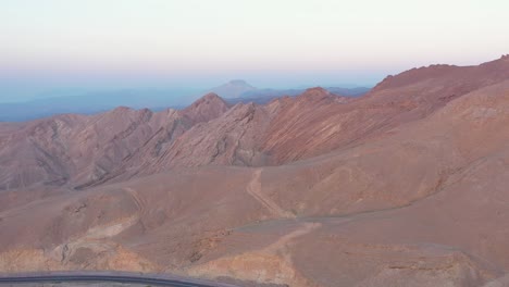 Toma-Aérea-De-Los-Increíbles-Paisajes-De-Las-Montañas-De-Eilat-En-Israel