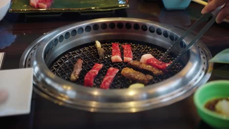 4k-Köstliches-Wagyu-Rindfleisch,-Das-In-Einem-Japanischen-Restaurant-Auf-Den-Yakiniku-Grill-Gelegt-Wird
