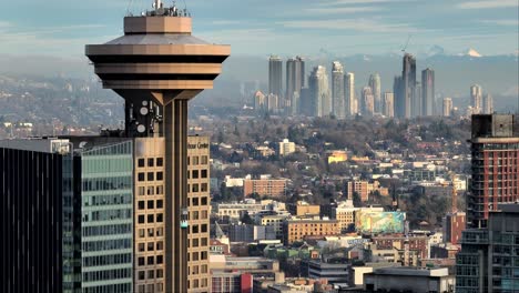Una-Vista-De-La-Icónica-Torre-Del-Centro-Del-Puerto-En-El-Centro-De-Vancouver,-BC-Canadá