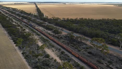 Drohnenaufnahmen-Zeigen-Einen-Sehr-Langen-Güterzug-Durch-Das-Australische-Outback