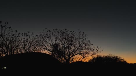 Sehr-Farbenfroher-Sonnenuntergang,-Der-Himmel-Verändert-Aktiv-Seine-Farbe