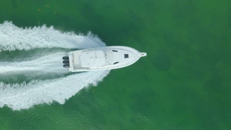 Wellen-Umarmen-Sanft-Den-Rumpf-Der-Yacht,-Während-Sie-Ruhig-Durch-Die-Küstengewässer-Von-Miami-Segelt