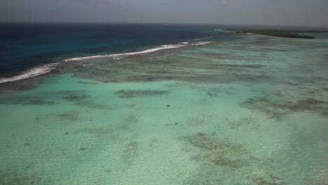 Pristine-waters-and-atolls-of-Los-Roques-archipelago-in-Venezuela,-clear-skies,-aerial-view
