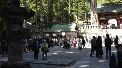 Vista-Al-Patio-Con-Cola-De-Turistas-Haciendo-Fila-Para-Comprar-Boletos-Para-Ingresar-Al-Santuario-Nikko-Toshogu