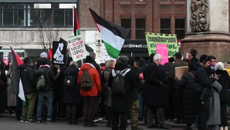 Vista-Cercana-De-Quienes-Hacen-Campaña-Por-Palestina,-Camden,-Londres,-Reino-Unido