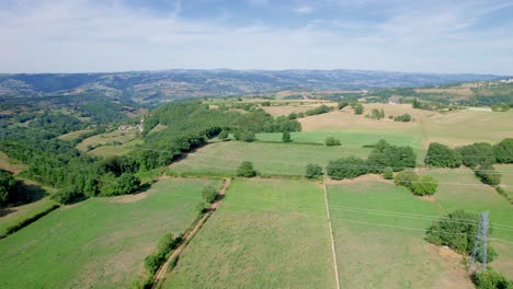 Landschaft-Von-Aveyron,-Okzitanien,-Südfrankreich.-Luft-Nach-Vorne