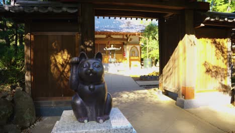 Gato-Afortunado-En-El-Templo-Gotokuji,-Tarde-De-Otoño-En-Tokio,-Japón-4k