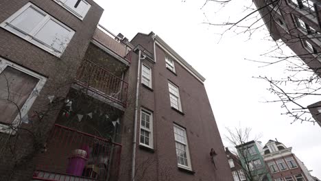 Malerische-Weitwinkelaufnahme-Niederländischer-Architektonischer-Wohngebäude-In-Amsterdam,-Außenansicht