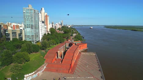Rosario,-Argentinien,-Provinz-Santa-Fe,-Luftbilder-Mit-Drohne-Der-Stadt,-Blick-Auf-Die-Skyline-Des-Parana-Flusses-In-Spanien