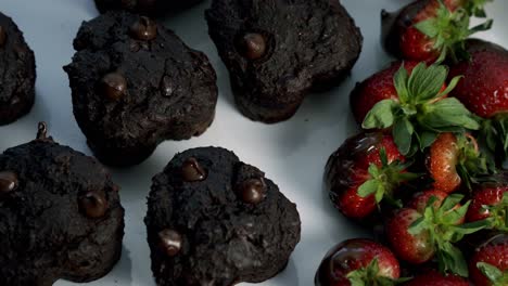 Drehende-Aufnahme-Von-Schokoladen-Rüben-Muffins-Und-Mit-Schokolade-überzogenen-Erdbeeren-Für-Valentinstag-Süßigkeits-Herz-Liebe