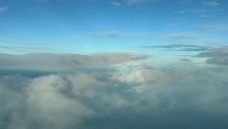 Luftaufnahme-Des-Heiligenscheins-Eines-Flugzeugs-über-Den-Wolken,-Das-Am-Flughafen-Palma-De-Mallorca,-Spanien,-Ankommt