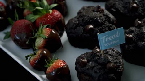 Rotierende-Aufnahme-Von-Schokoladen-Rüben-Muffins-Und-Mit-Schokolade-überzogenen-Erdbeeren-Für-Valentinstag-Süßigkeits-Herz-Liebe