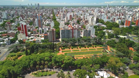 Rosario,-Argentinien,-Provinz-Santa-Fe,-Luftbilder-Mit-Drohne-Der-Stadt,-Grüne-Bäume,-Park,-Unabhängigkeit,-Sommer