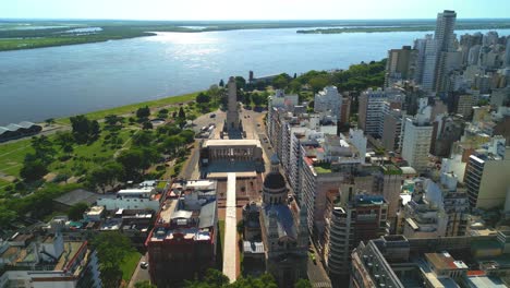 Rosario,-Argentinien,-Provinz-Santa-Fe,-Luftbilder-Mit-Drohne-Der-Stadt,-Blick-Auf-Das-Nationalflaggendenkmal-Des-Parana-Flusses