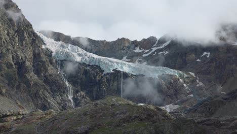 Stunning-shot-of-Fellaria-glacier-in-Valmalenco,-pan-reveals-mountain-peak