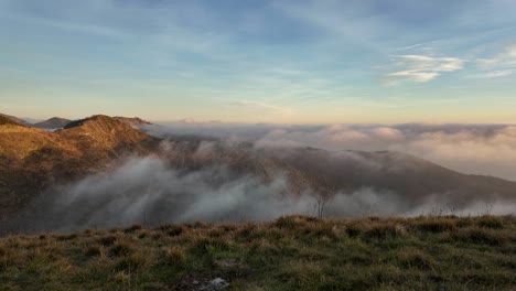 Nebliger-Sonnenaufgang-über-Den-Hügeln-Von-Genua,-Ligurien,-Italien,-Mit-Rollenden-Wolken-Und-Ruhigem-Morgenlicht,-Zeitraffer