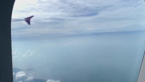 Wunderschöne-Luftaufnahme-Durch-Das-Fenster-Eines-Fliegenden-Flugzeugs