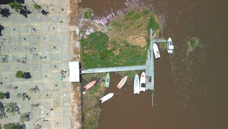 Rosario-Argentina-Provincia-De-Santa-Fe-Imágenes-Aéreas-Con-Drones-De-La-Ciudad-Vistas-Del-Río-Paraná-Pequeño-Muelle-Cenital-Con-Embarcaciones