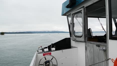 Mit-Einem-Kleinen-Boot-Um-Juneau,-Alaska-Segeln