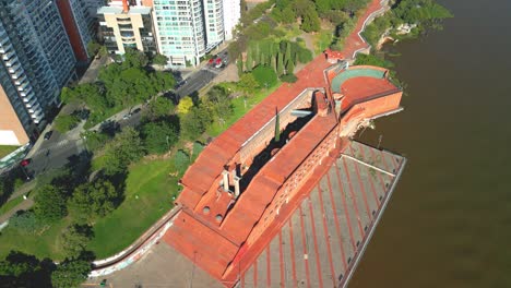 Rosario,-Argentinien,-Provinz-Santa-Fe,-Luftbilder-Mit-Drohne-Der-Stadt,-Blick-Auf-Den-Parana-Fluss,-Cenitsl-Spanien-Park