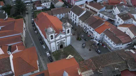 Toma-Aérea-De-La-Iglesia-Matriz-De-São-Martinho,-Fundão,-Portugal