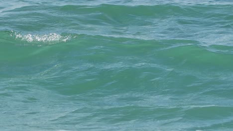 Ozeanische-Wellenwassertextur-Rollt-Und-Sprudelt-In-Zeitlupe-Und-Glitzert-Im-Licht