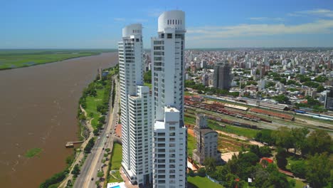 Die-Höchsten-Gebäude-Der-Stadt-Rosario,-Argentinien,-Provinz-Santa-Fe,-Luftbilder-Mit-Drohne-Der-Stadt,-Blick-Auf-Den-Parana-Fluss