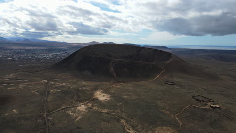 Drone-Panorámico-Asciende-Para-Establecer-El-Volcán-Calderón-Hondo-En-Fuerteventura