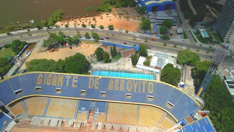 Rosario,-Argentinien,-Provinz-Santa-Fe,-Luftbilder-Mit-Drohne-Der-Stadt,-Ansichten-Des-Parana-Flusses,-Rosario-Central-Giant-Stream