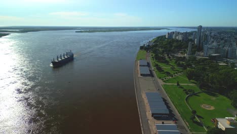 Rosario,-Argentinien,-Provinz-Santa-Fe,-Luftbilder-Mit-Drohne-Der-Stadt,-Blick-Auf-Den-Parana-Fluss,-Großes-Schiff-In-Der-Mitte-Des-Flusses