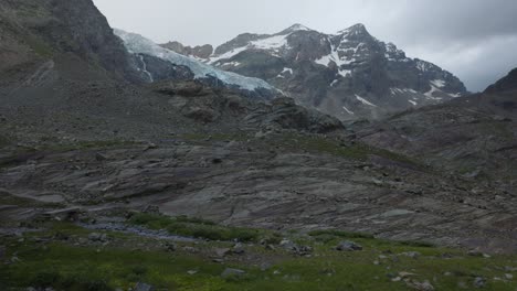 Atemberaubende-Berglandschaft-In-Valmalenco,-Nach-Oben-Geneigt,-Gibt-Den-Blick-Auf-Schneebedeckte-Gipfel-Frei