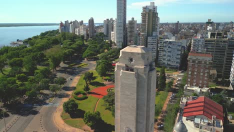 Nationalflaggendenkmal-Rosario,-Argentinien,-Provinz-Santa-Fe,-Luftbilder-Mit-Drohne-Der-Stadt,-Blick-Auf-Den-Parana-Fluss