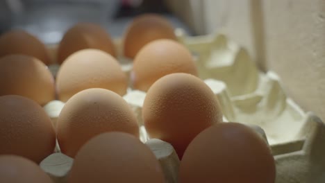 Primer-Plano-De-Huevos-Marrones-Frescos-Con-Condensación-En-Cartón-De-Huevos