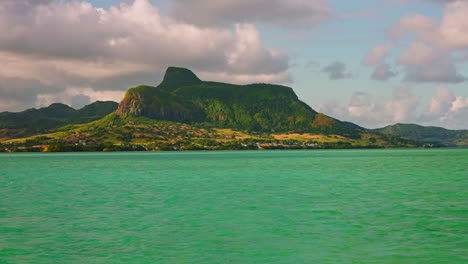 Meerblick-Auf-Die-Tropische-Grüne-Landschaft-Auf-Der-Insel-Mauritius