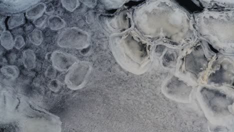 Eisformen-Schweben-In-Der-Nähe-Der-Gefrorenen-Seeeisdecke,-Natürliche-Entstehungsphänomene
