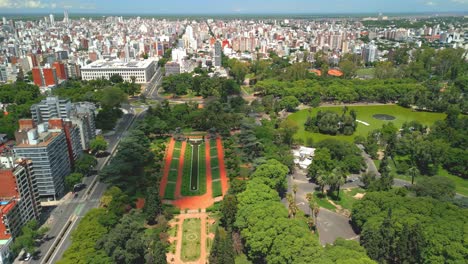 Rosario-Argentina-Provincia-De-Santa-Fe-Imágenes-Aéreas-Con-Drones-De-La-Ciudad-Vistas-Del-Lago-Del-Río-Paraná-En-Los-Jardines-Del-Parque-Independencia