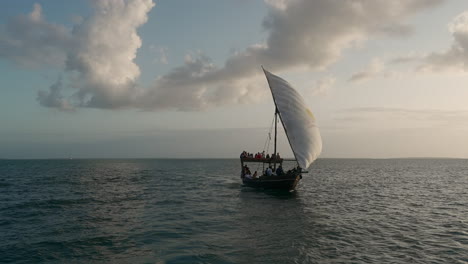 Typisches-Afrikanisches-Boot-Segelt-Bei-Sonnenuntergang-Im-Meer