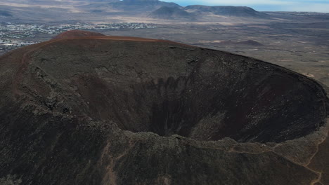 Fliegen-Sie-über-Den-Kraterrand-Des-Vulkans-Calderon-Hondo-Auf-Fuerteventura,-Spanien