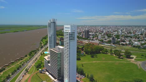 Rosario,-Argentinien,-Provinz-Santa-Fe,-Luftbilder-Mit-Drohne-Der-Stadt,-Blick-Auf-Die-Delfintürme-Des-Parana-Flusses