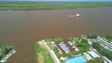 Rosario,-Argentinien,-Provinz-Santa-Fe,-Luftbilder-Mit-Drohne-Der-Stadt,-Blick-Auf-Den-Parana-Fluss,-Kleines-Frachtschiff