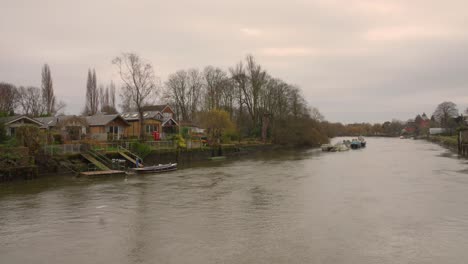 Barcos-En-El-Río-Támesis-En-Twickenham-Durante-Principios-De-Invierno-En-El-Oeste-De-Londres,-Inglaterra,-Reino-Unido.
