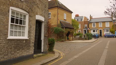 Shot-of-narrow-street-with-houses-made-of-Twickenham-architecture-in-London,-England-on-a-cloudy-day
