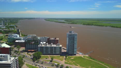 Ufer-Des-Parana-Flusses,-Rosario,-Argentinien,-Provinz-Santa-Fe,-Luftbilder-Mit-Drohne-Der-Stadt,-Blick-Auf-Den-Parana-Fluss