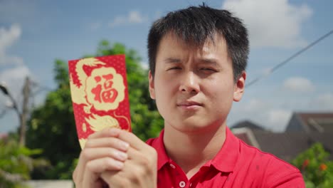 Chinesischer-Glücklicher-Mann,-Der-Hongbao-Rotes-Paket-Hält