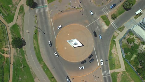 Rosario,-Argentinien,-Provinz-Santa-Fe,-Luftbilder-Mit-Drohne-Der-Stadt,-Blick-Auf-Den-Kreisverkehr-Mit-Pape-Boot