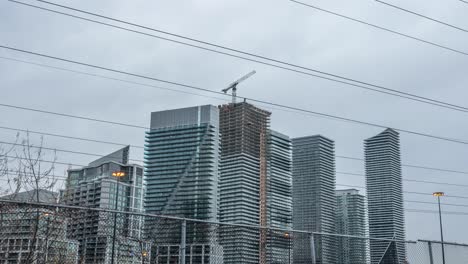 Condominios-Parklawn-Y-Grúa-De-Construcción-En-Toronto,-Timelapse